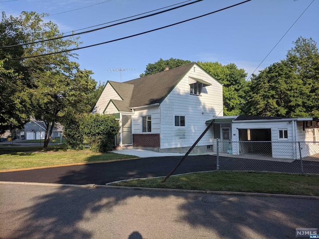 view of front facade featuring a front yard