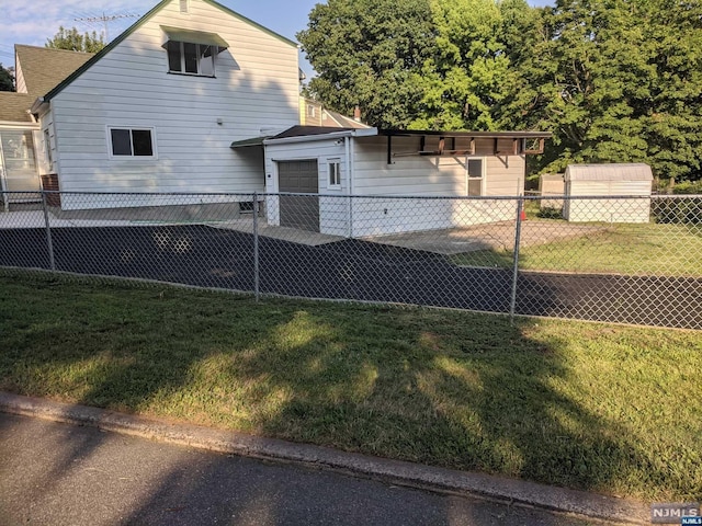 back of house featuring a lawn