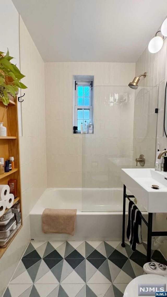 bathroom featuring tiled shower / bath combo