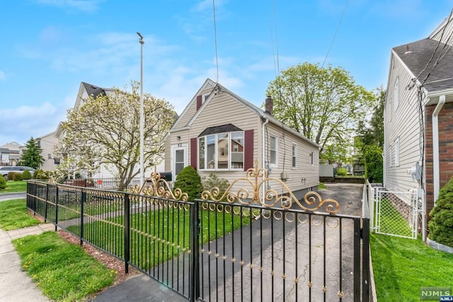 bungalow featuring a front yard