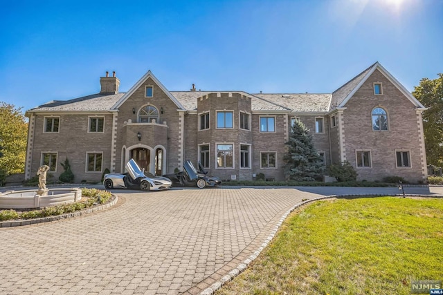 view of front facade featuring a front lawn