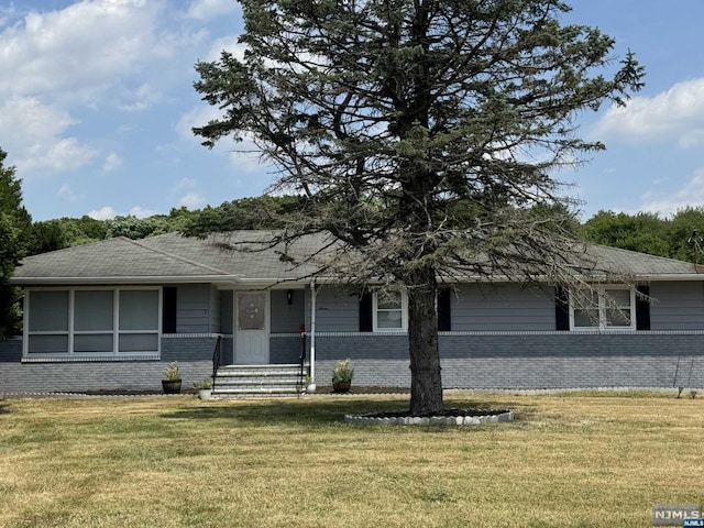 single story home featuring a front lawn