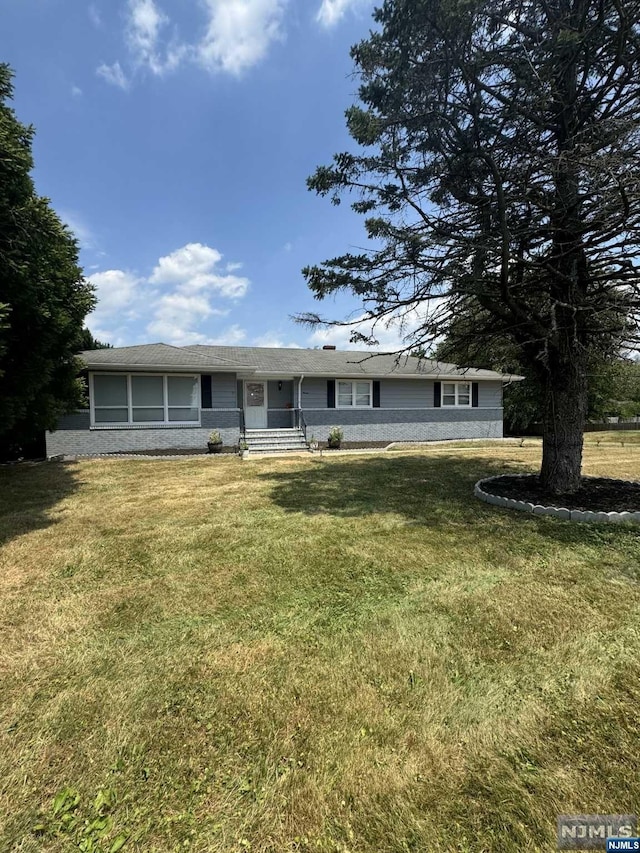 single story home with a front yard