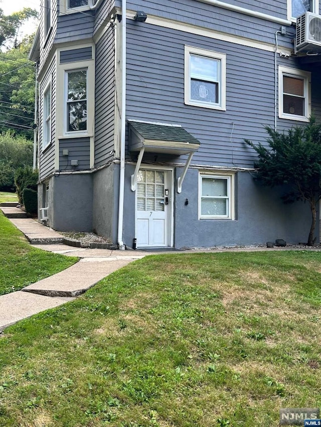 view of front of house featuring a front yard