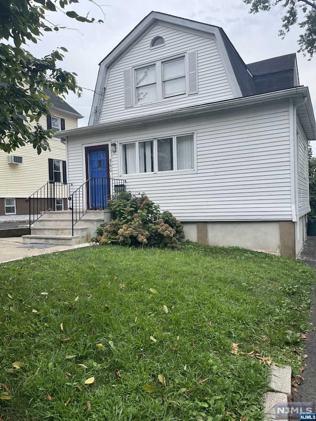 view of front of home featuring a front lawn