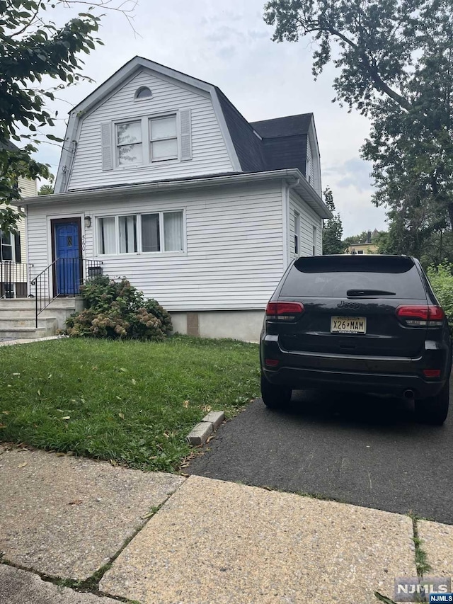 view of front of home with a front lawn