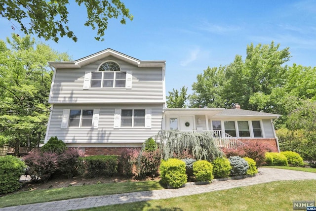 view of front of property featuring a front lawn