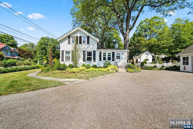 view of front of property with a front yard