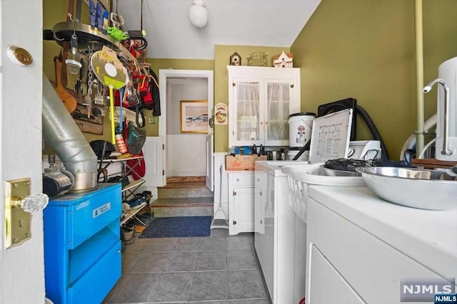 washroom featuring dark tile patterned flooring and washing machine and clothes dryer