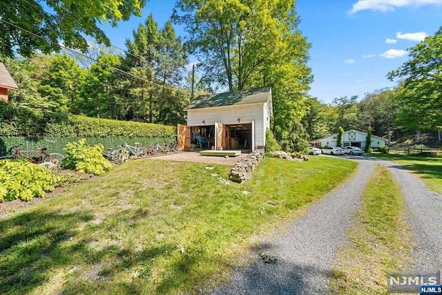 view of yard featuring a shed