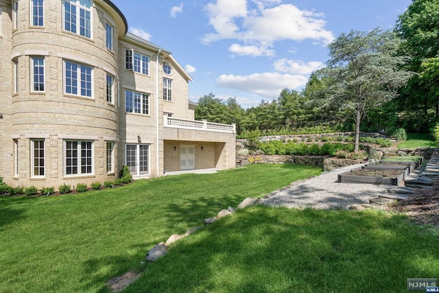 view of yard featuring a balcony