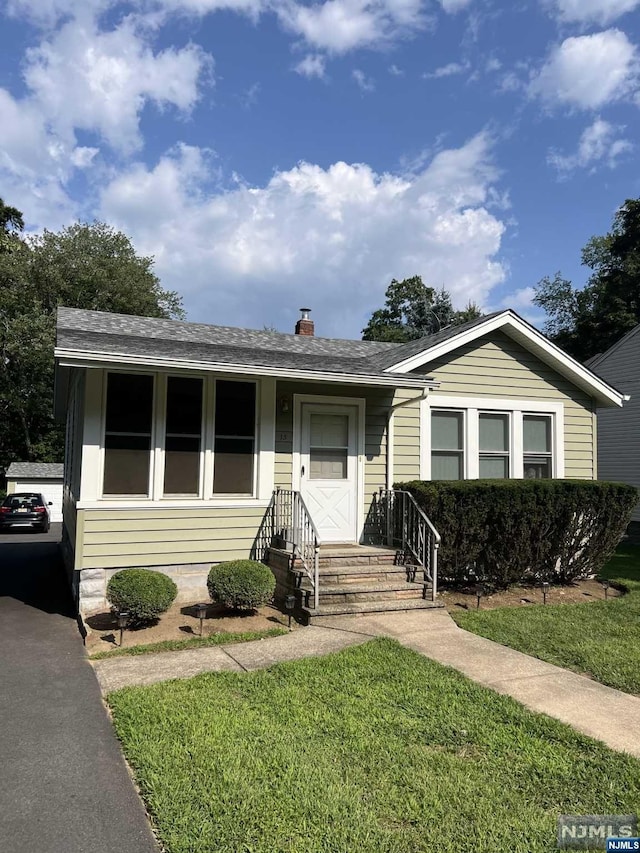 single story home with a front yard