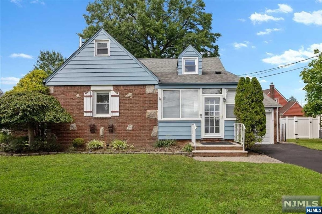 view of front of home featuring a front yard