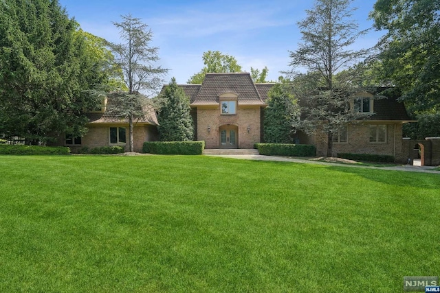 view of front of home with a front lawn