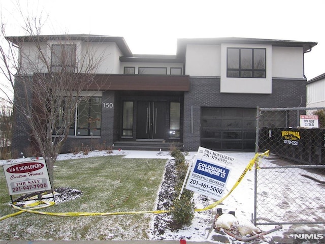 view of front of house featuring a yard