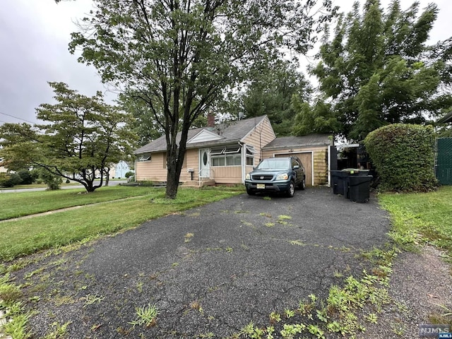 view of front of home featuring a front lawn