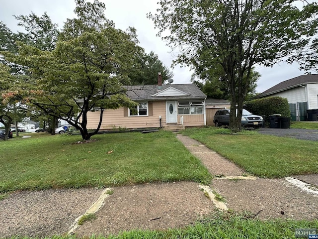 view of front of home featuring a front yard