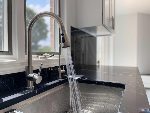 details featuring tasteful backsplash