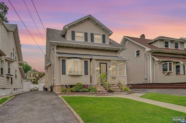 view of front of home featuring a lawn