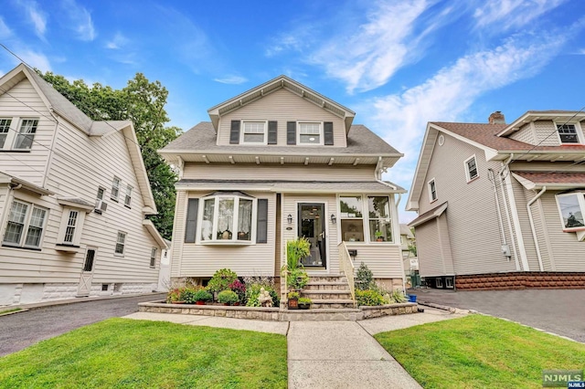 view of front of home featuring a front lawn