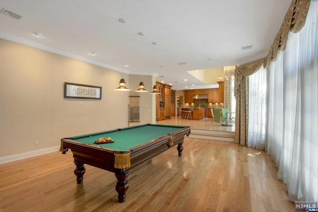 rec room featuring a chandelier, light hardwood / wood-style floors, ornamental molding, and pool table