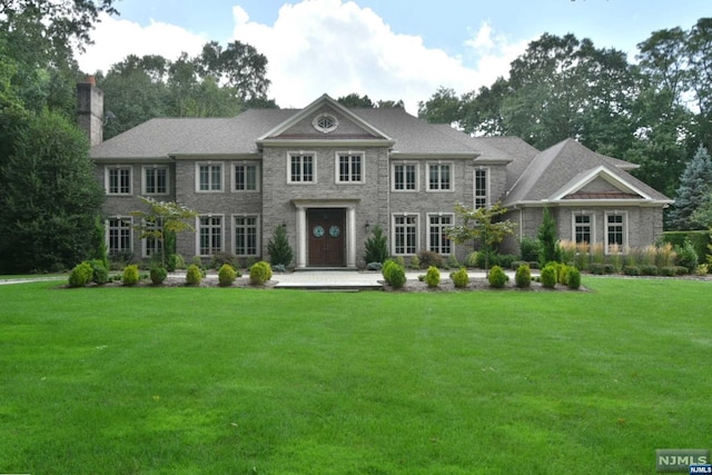 view of front facade with a front yard