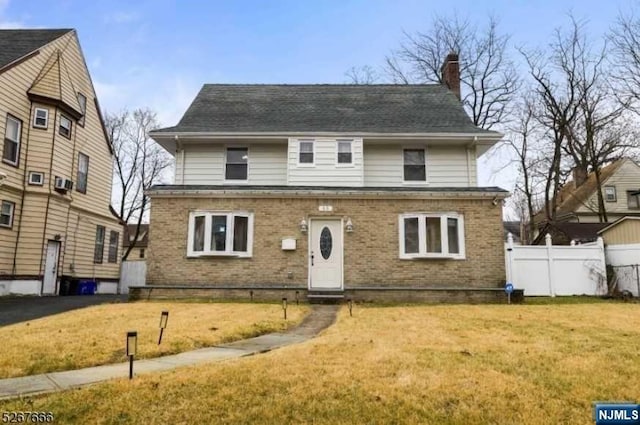 view of front of property featuring a front lawn