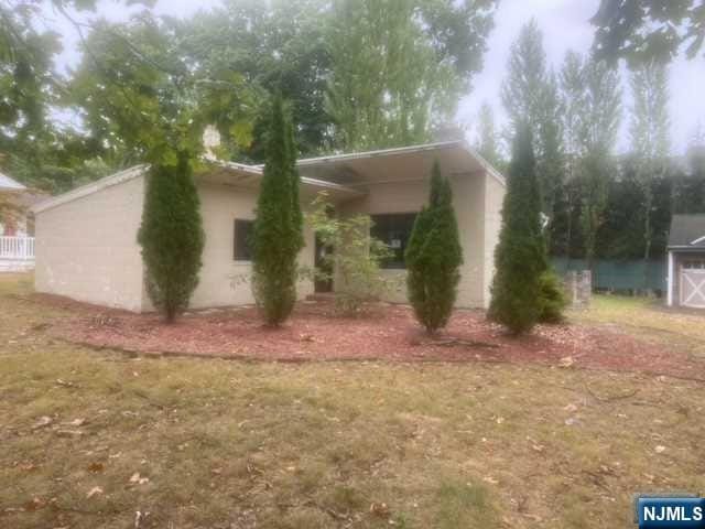 view of side of property featuring a yard