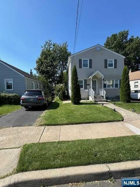 view of front of house with a front lawn