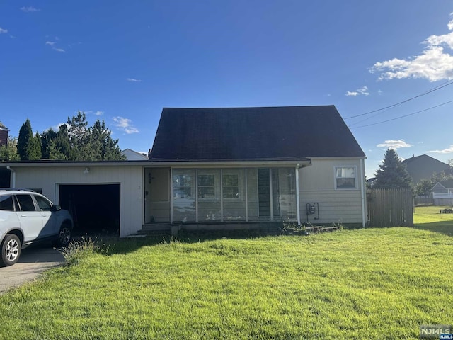 view of front facade featuring a garage and a front lawn