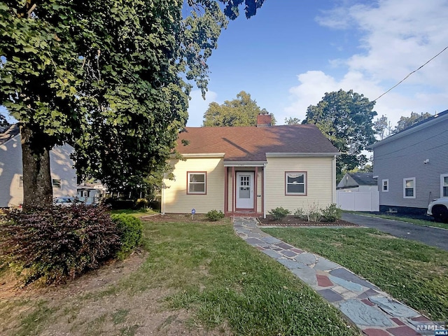 view of front of house featuring a front yard