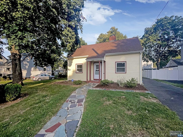view of front facade with a front yard