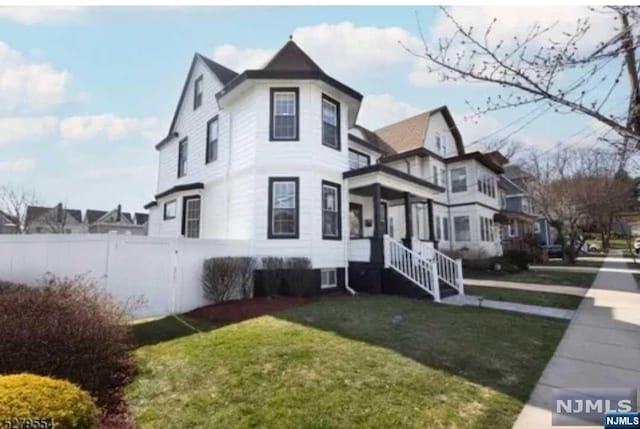 view of side of property featuring a yard