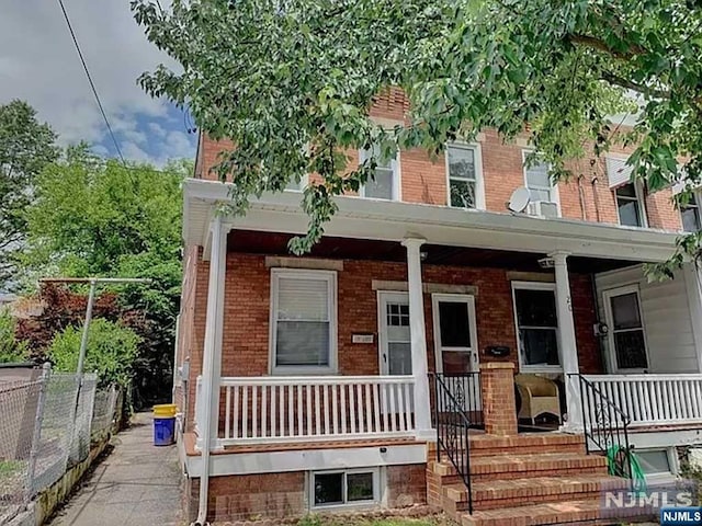 view of front of property featuring covered porch