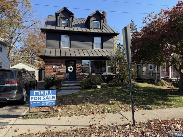 view of front of house featuring a front yard