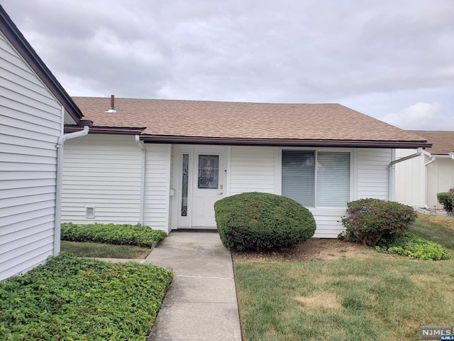 view of front of property with a front yard