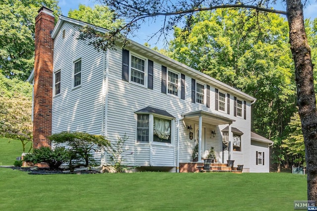 colonial home featuring a front yard