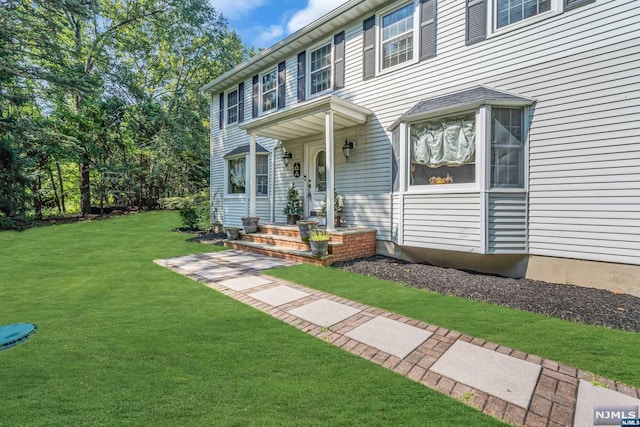 view of front of house featuring a front lawn