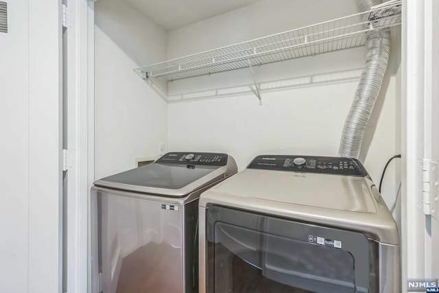 washroom featuring washing machine and clothes dryer