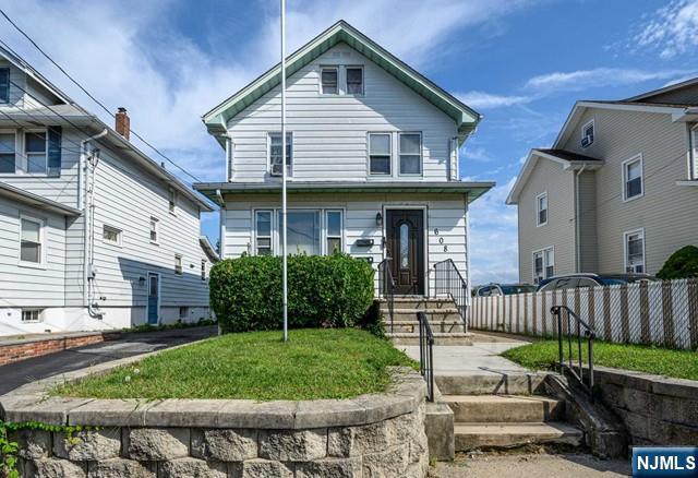 view of front of house featuring a front yard