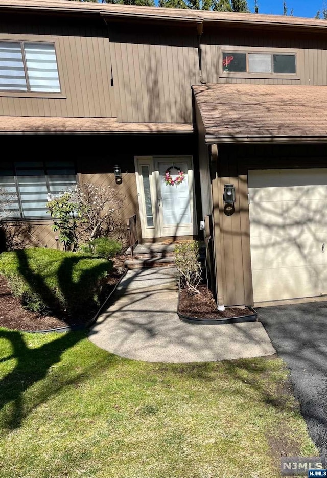 view of front facade featuring a garage