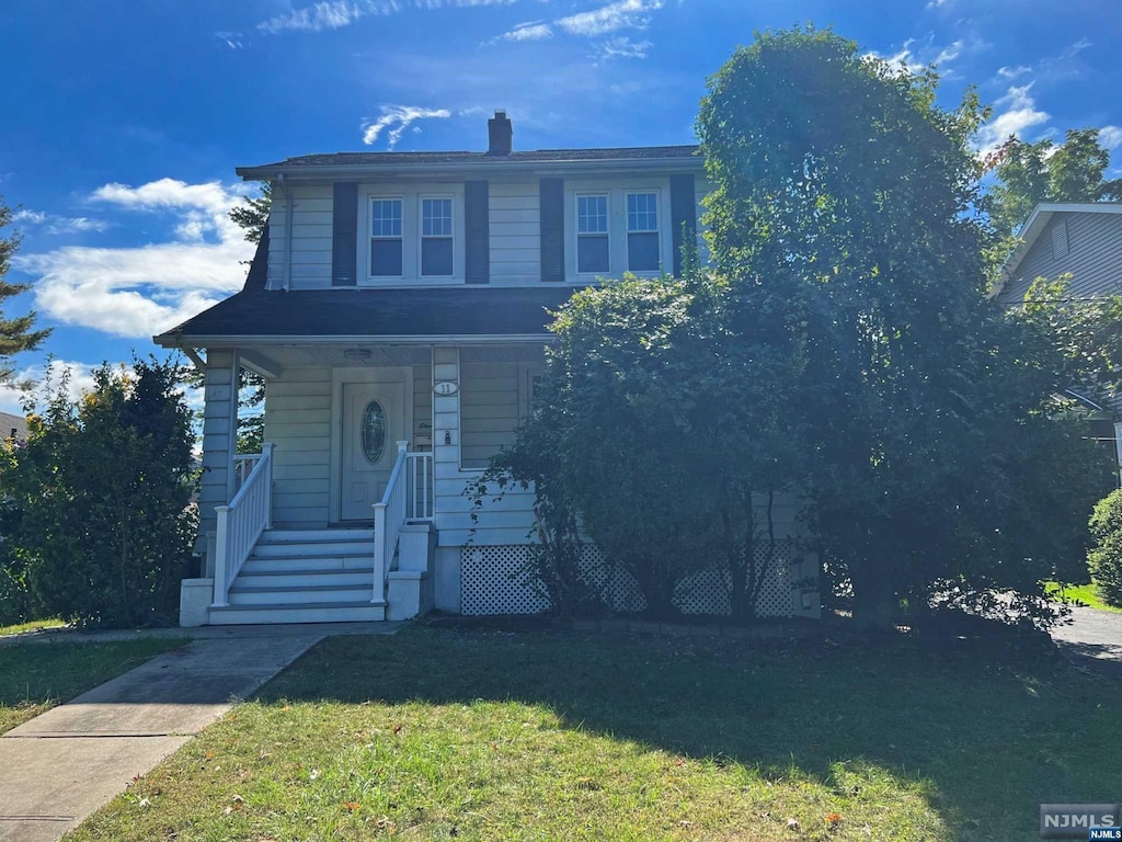 view of front property featuring a front lawn