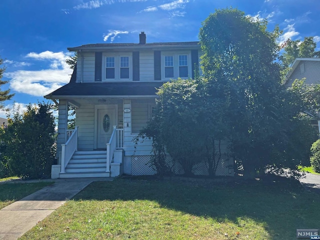 view of front property featuring a front lawn