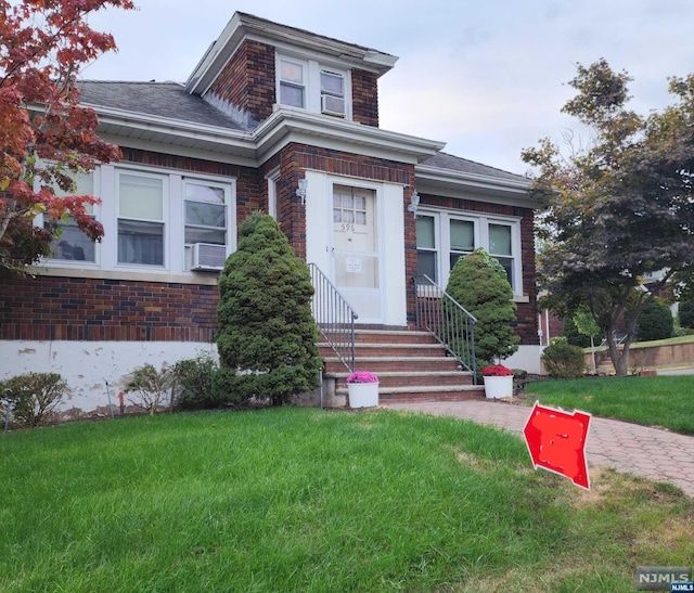 view of front of property featuring a front yard