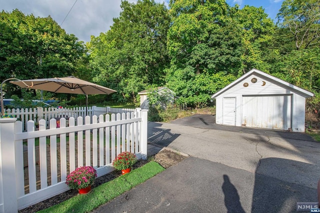 exterior space featuring an outbuilding