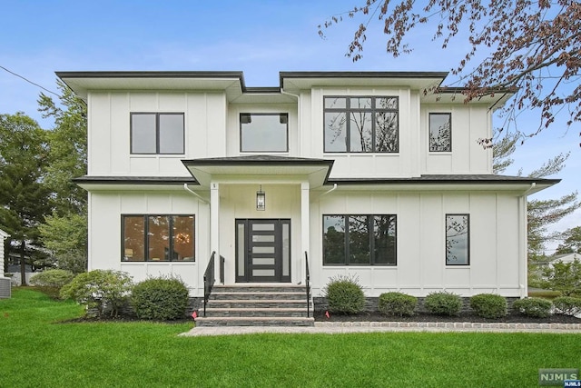 view of front of house with a front yard