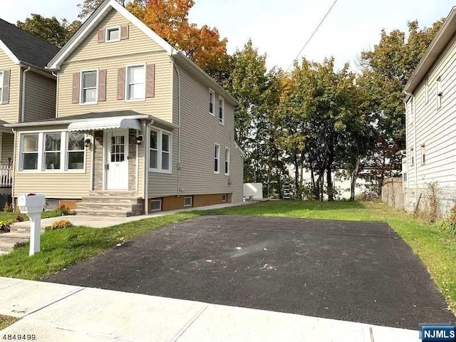 view of front of home with a front lawn