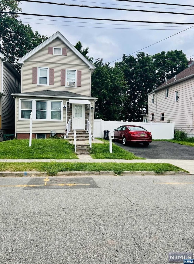 view of front facade featuring a front yard