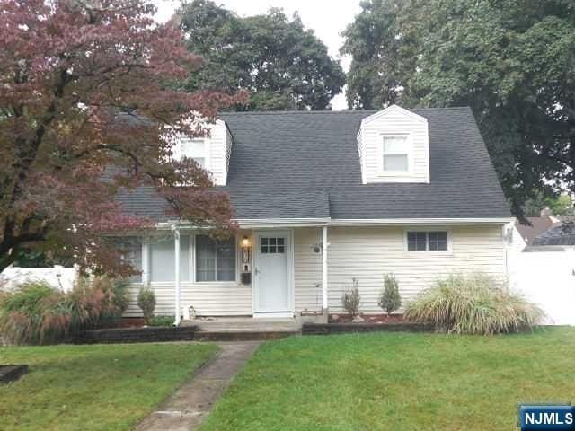 cape cod-style house featuring a front lawn