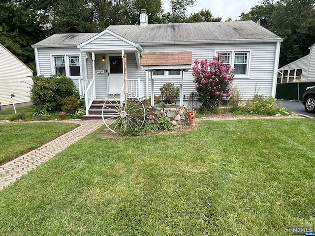 view of front of property with a front lawn